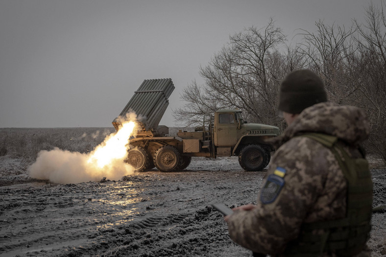 Ukraiński żołnierz przygotowuje atak na rosyjskie cele, Awdijiwka, grudzień 2023 r.