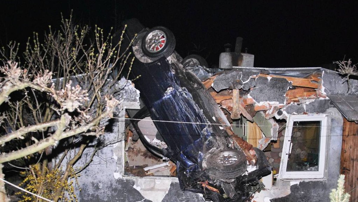 Rozpędzone BMW wypadło z drogi, wzbiło się w powietrze i spadło na dom. W wyniku wypadku jedna osoba zginęła a pięć zostało rannych - poinformowała policja.