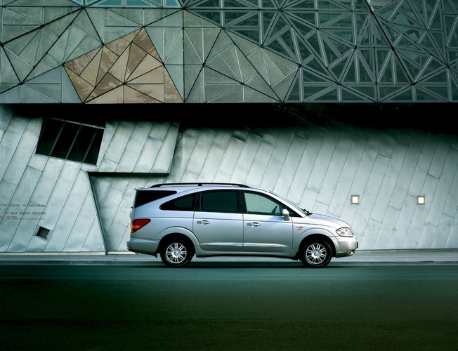 Nowy Ssang Yong Rodius jest wielki jak autobus...