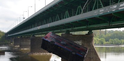 Zrzucili autobus z mostu do Wisły w Warszawie!