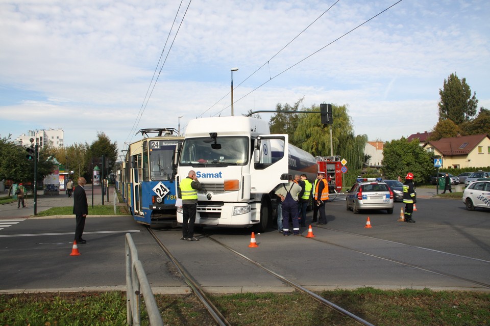 Tramwaj zderzył sie z tirem