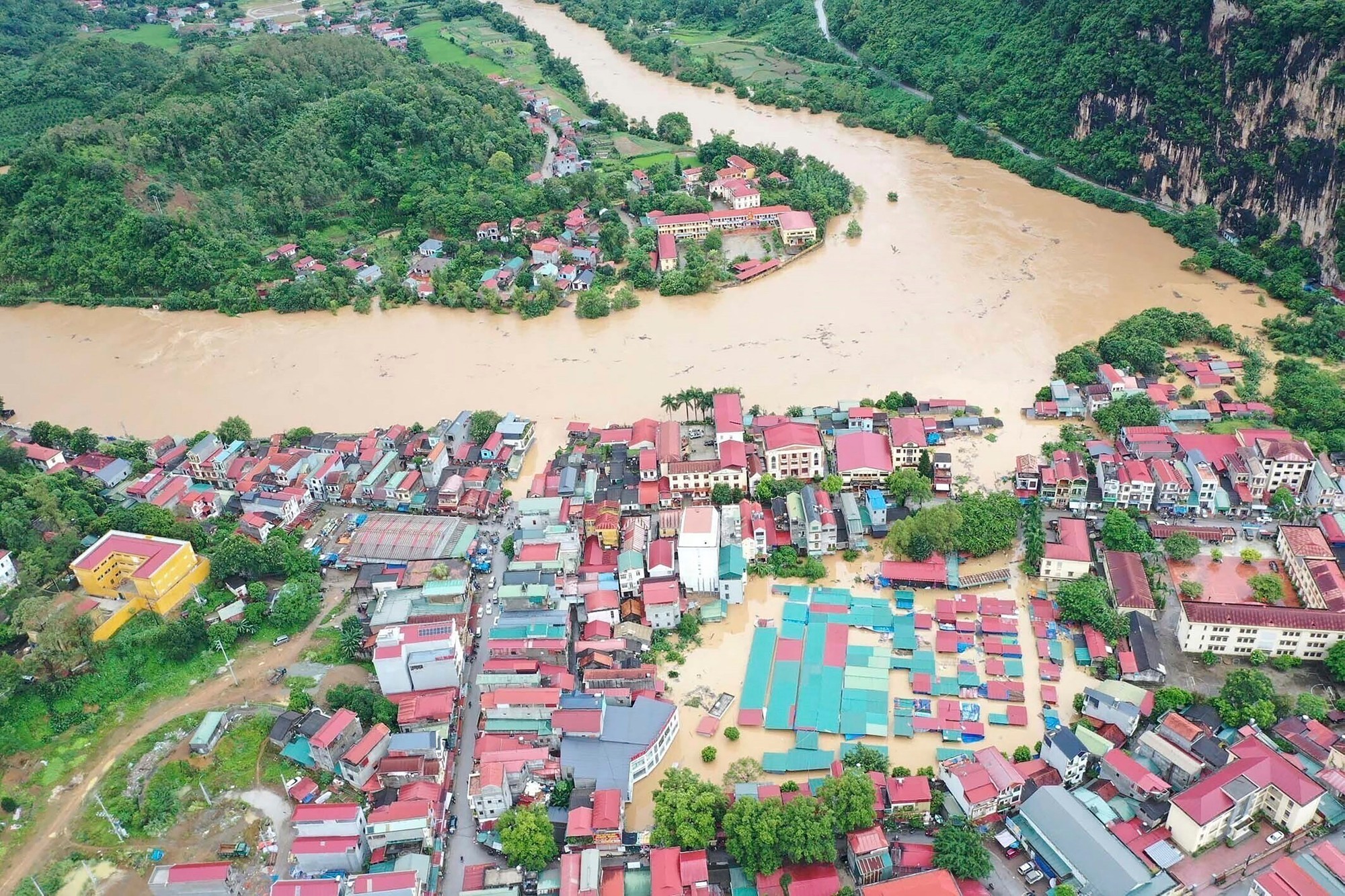 Počet obetí tajfúnu Jagi, ktorý sa prehnal časťami severného Vietnamu, stúpol.