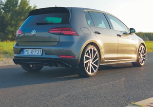 Bąk: Szczęśliwe zakończenie u Christiana Greya [MOTOFELIETON]