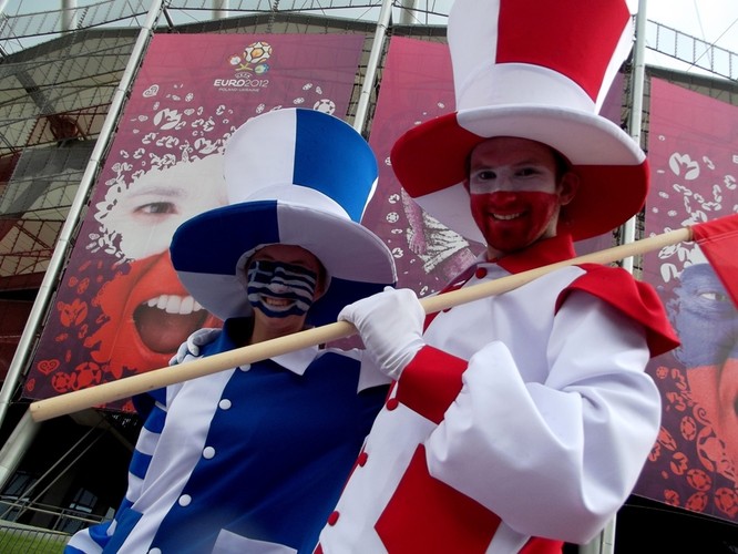 Meczem Polska-Grecja na Stadionie Narodowym w Warszawie rozpoczęły się 8 czerwca 2012 r. Mistrzostwa Europy w piłce nożnej.

Mecz, jak wiadomo, zakończył się remisem, różnie ocenianym przez komentatorów. Hiszpańska prasa na przykład pisała, że „Grecja darowała Polsce życie”.
<br>
Z kolei bardziej pobłażliwi siłą rzeczy polscy kibice mówili po skończonej grze, że było to „dobre, choć pełne dramatycznych zwrotów spotkanie”. Być może reżyser ceremonii otwarcia, Włoch Marco Balich, nieświadomie pomniejszył szanse gospodarzy. Spektakl rozpoczynający imprezę polegał m.in. na grze światłem, Włoch kazał więc… zamknąć dach. 
Na duchotę skarżyli się potem wszyscy, kibice i piłkarze. - A my w dodatku musieliśmy w tej duchocie biegać. Rzadko kiedy latem gra się przy zamkniętym dachu. Czuliśmy się jakbyśmy nie grali w Polsce, tylko w kraju, gdzie jest temperatura 40 stopni - mówił Robert Lewandowski.
foto: Piotr Drabik, Flickr