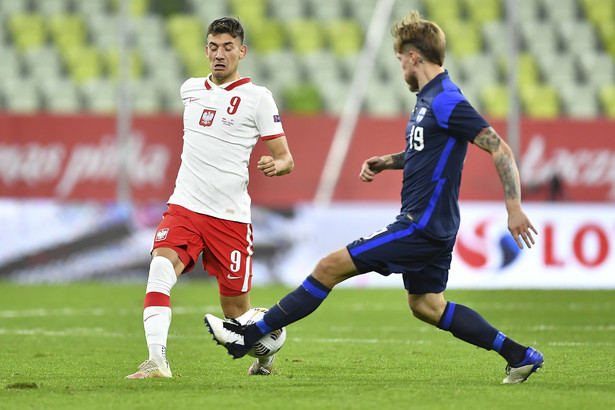 Zawodnik reprezentacji Polski Jakub Moder (L) i Joni Kauko (P) z Finlandii podczas towarzyskiego meczu na stadionie Energa w Gdańsku