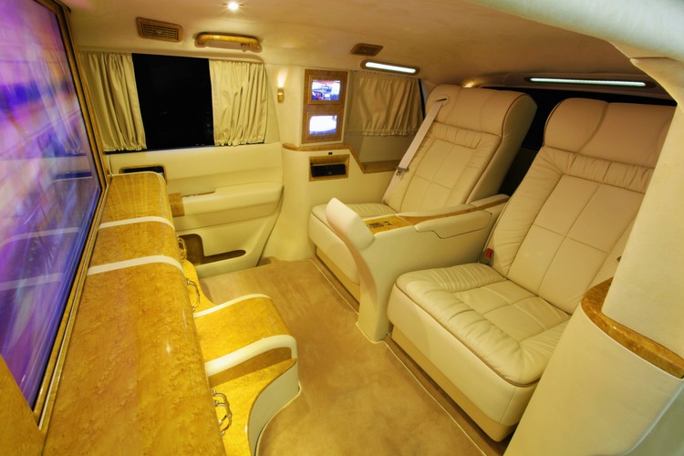 Toyota sequoia przerobiona przez firmę Lexani Motorcars