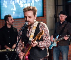 Paweł Domagała i piosenka "Dzieci u dziadków". Będzie przebój?