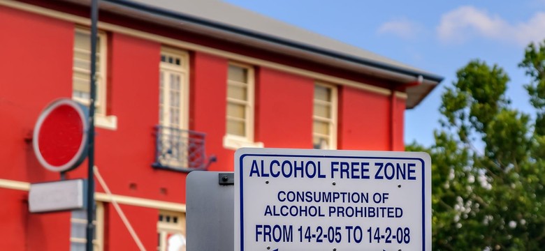 Ograniczenia w sprzedaży alkoholu bywają przydatne, ale problemów nie rozwiązują. Australijczycy wiedzą o tym doskonale