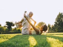 Urlop z niemowlakiem – pediatra radzi, jak zorganizować wyjazd, żeby się nie stresować