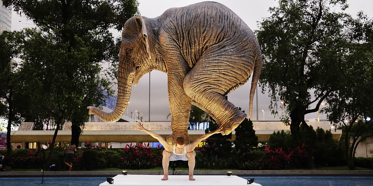 Utrzymywanie równowagi między pracą a życiem prywatnym każdego dnia jest niemożliwe. Zwłaszcza dla pracujących rodziców - przekonuje Laura Vanderkam. Na zdjęciu: "Pentateuque" - rzeźba francuskiego artysty Fabiena Merelle'a przedstawiająca słonia balansującego na plecach mężczyzny.