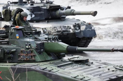 Szwedzkie i fińskie czołgi podczas ćwiczeń wojskowych „Cold Response 2022