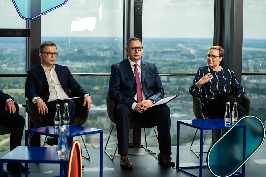  Na zdjęciu uczestnicy panelu “W poszukiwaniu elastyczności biznesu” podczas konferencji Microsoft Envision Poland 2022. Od lewej: Grzegorz Kądzielawski, Wiceprezes Zarządu Grupa Azoty SA; Andrzej Kensbok, Wiceprezes zarządu ds. finansowych KGHM; Dominika Bettman, Dyrektor Generalna Microsoft w Polsce.