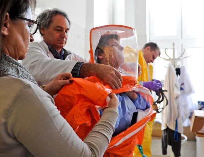 Pielęgniarka oddziałowa Wiesława Higersberger podczas pokazu kombinezonów ochronnych dla personelu szpitalnego