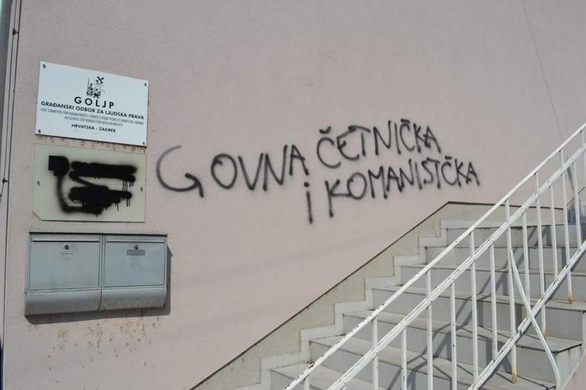 Vulgaran natpis na zidu kancelarije "Documente - Centra za suočavanje sa prošlošću"