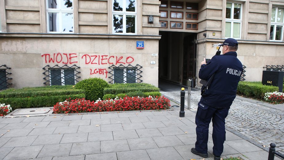 Napisy na fasadzie Ministerstwa Edukacji Narodowej - imiona dzieci LGBT, które popelniły samobójstwo