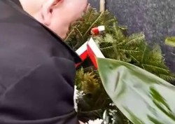 Jarosław Kaczyński z sekatorem. Próbował odciąć tabliczkę, w końcu wyniósł cały wieniec