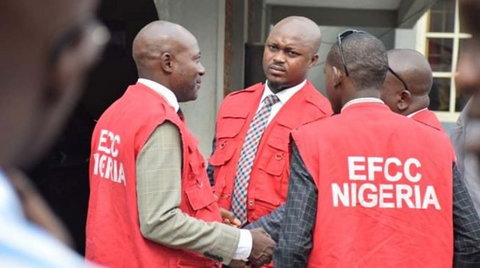Operatives of the Economic and Financial Crimes Commission (EFCC). [dailynigerian]