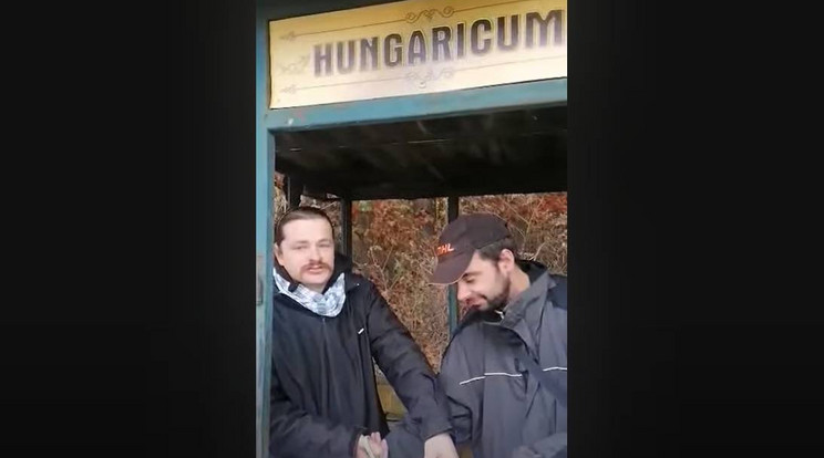Hungarikummá avatott egy lerobbant buszmegállót az MKKP /fotó: YouTube
