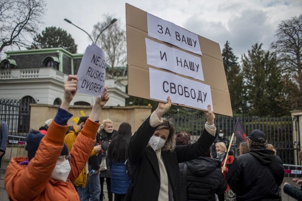 Demonstracja przed rosyjską ambasadą w Pradze