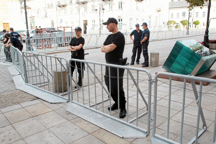 Barierki na Krakowskim Przedmieściu w Warszawie