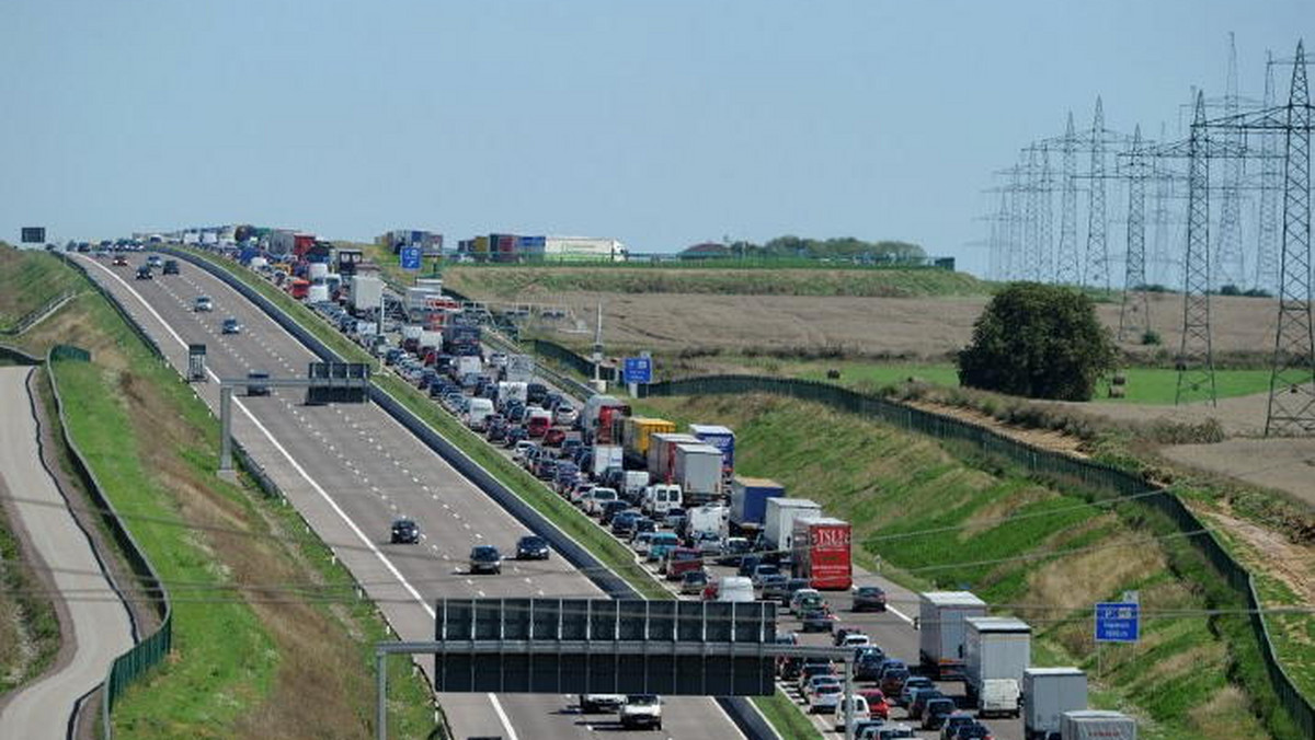 Plany niemieckiego rządu wprowadzenia opłat dla kierowców samochodów osobowych za przyjazd autostradami dyskryminują obcokrajowców i są niezgodne z prawem UE. Do takiego wniosku doszło biuro analiz Bundestagu - podał w niedzielę "Bild am Sonntag".
