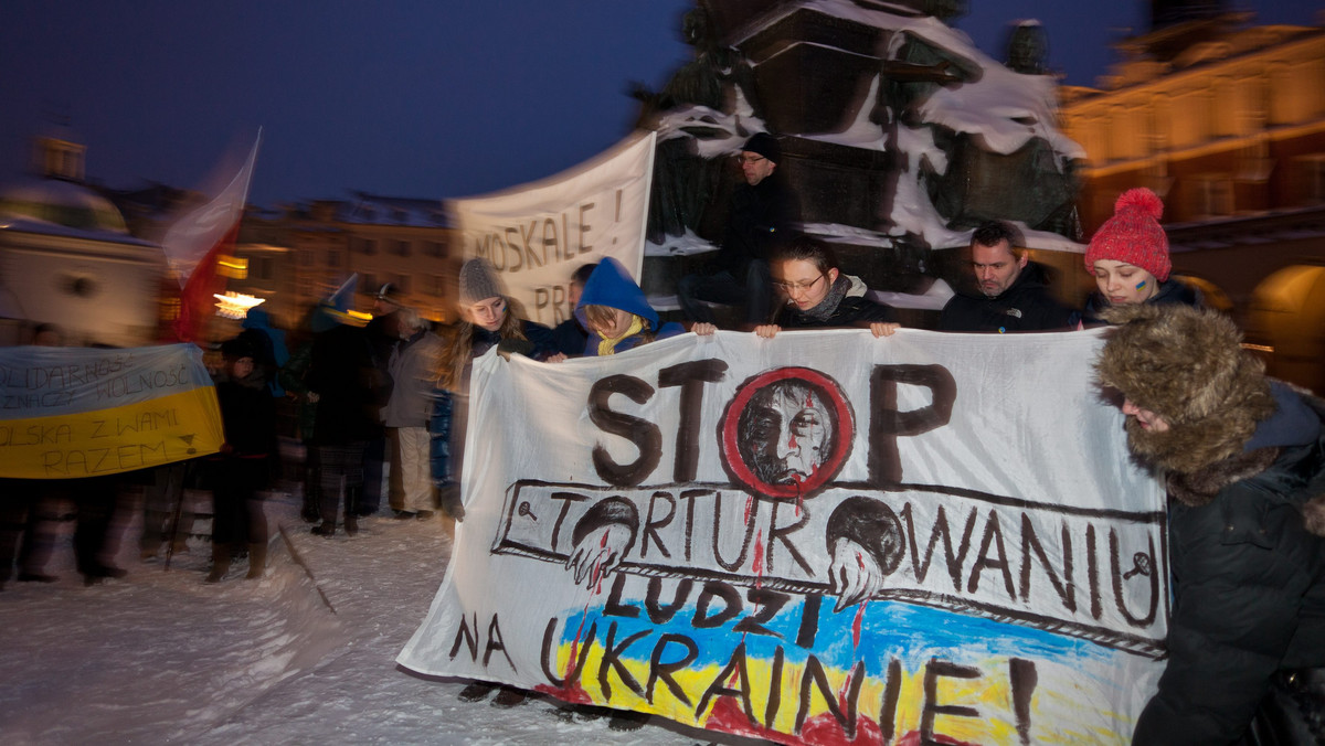 Około 200 osób zgromadziło się w środę wieczorem na Rynku Głównym w Krakowie, aby demonstrować na znak solidarności z protestującymi na Ukrainie. Odśpiewano hymny Polski i Ukrainy.