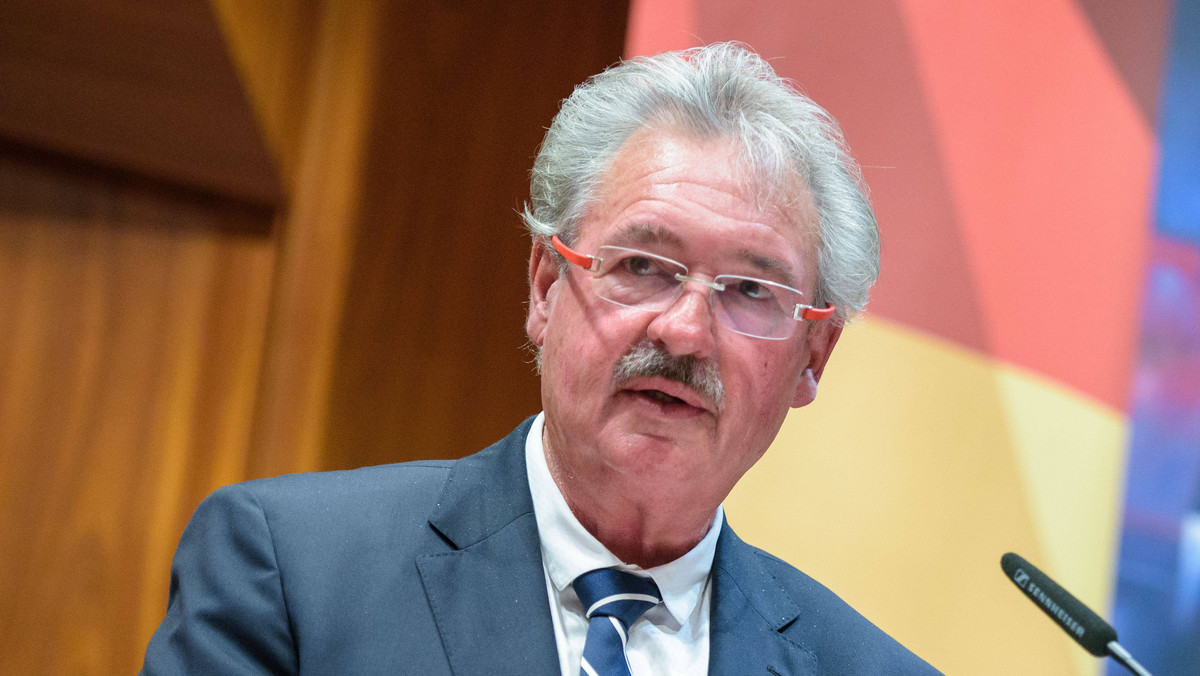 Minister spraw zagranicznych Luksemburga Jean Asselborn w wypowiedzi dla niemieckiego dziennika "Tagesspiegel" porównał premiera Węgier Viktora Orbana do dyktatora i wezwał do uruchomienia wobec Węgier procedury z artykułu 7 Traktatu UE.