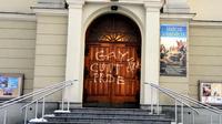 Wandale zdewastowali drzwi kościoła w Brzeszczach. Sprawę bada policja