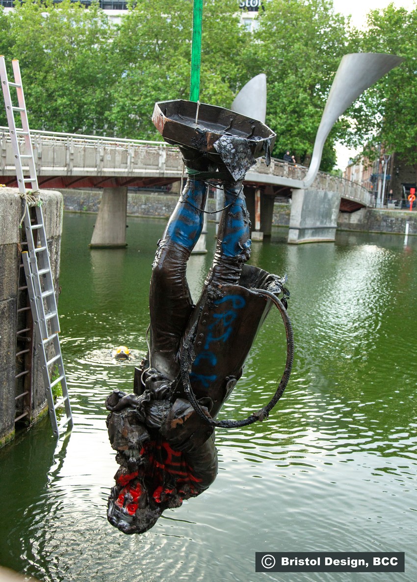 Izvlačenje statue Edvarda Kolstona iz vode u Bristolu