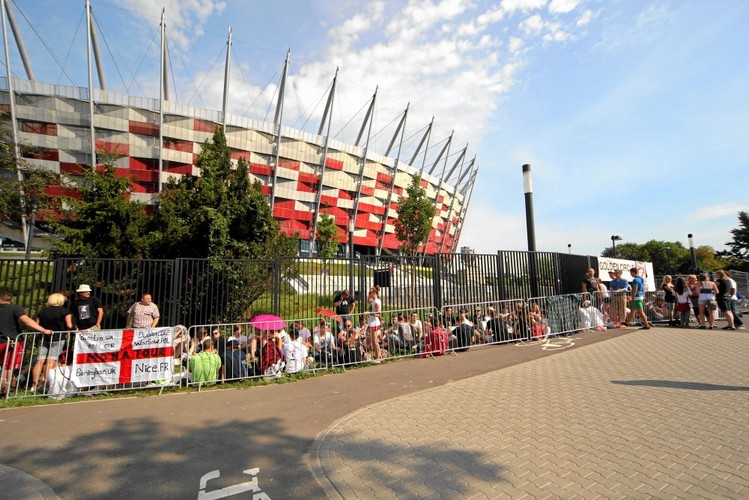 8. Kilka miesięcy wcześniej Stadion spróbował swoich sił jako estrada. Odbył się tam <b>koncert Madonny</b>, który nie wzbudził dużego zainteresowania. <br><br>Finansowa porażka zapewne nie zrobiłaby na nikim wrażenia, gdyby nie fakt, że inwestorem była… minister Mucha, która z budżetu Ministerstwa Sportu do występu amerykańskiej artystki dopłaciła prawie 5 milionów złotych. Występ Madonny obejrzało 39 tysięcy osób. <br><br>Dużo większym zainteresowaniem cieszyły się tegoroczne rekolekcje ojca Bashobory, na które zapisało się 57 tysięcy osób.<br><br>Na zdjęciu ludzie czekający na koncert Madonny pod Stadionem Narodowym.