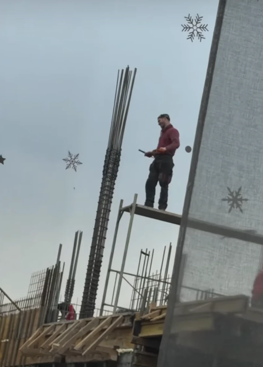 Oduševljena izgledom momka koji radi na građevini