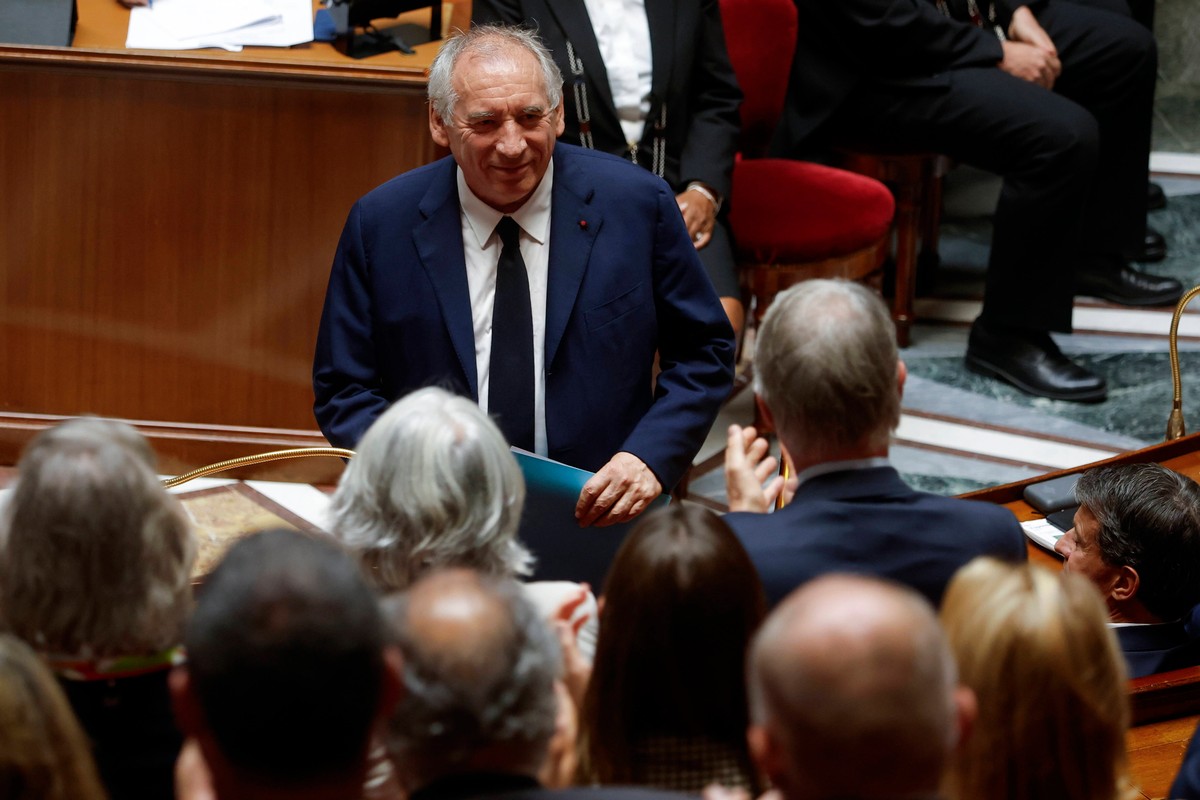 Premier Francji Francois Bayrou podczas obrad parlamentu, stojący wśród posłów po głosowaniu nad wotum zaufania.