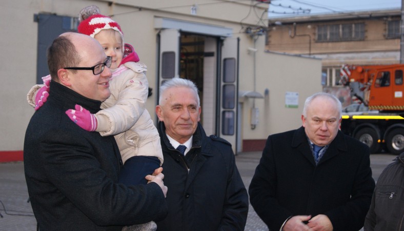 Paweł Adamowicz podczas odbioru nowych tramwajów, z córką