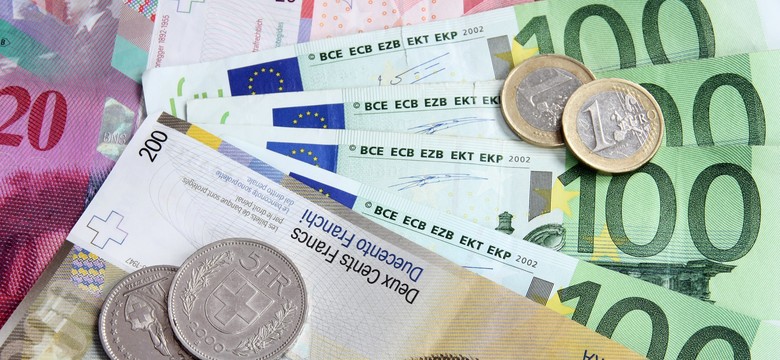 Złoty odrabia straty. Euro, dolar i frank tanieją [KURSY WALUT]