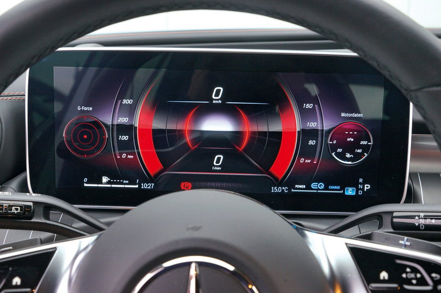 Mercedes klasy C kombi 2022 - sportowe akcenty na wirtualnym kokpicie zapewne mają przywodzić na myśl AMG.