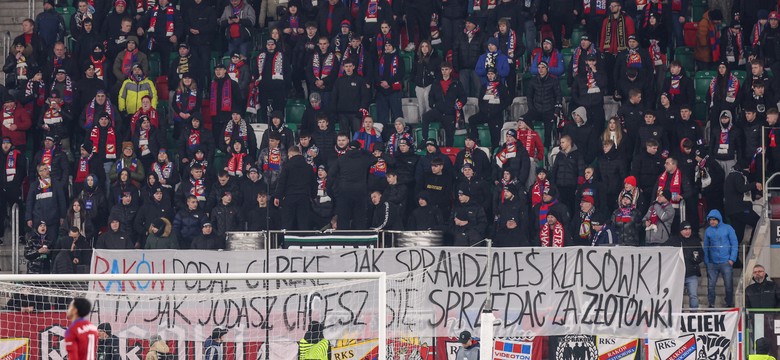 Kibice Rakowa nie zostawili suchej nitki na Papszunie. Oto co napisali na transparencie