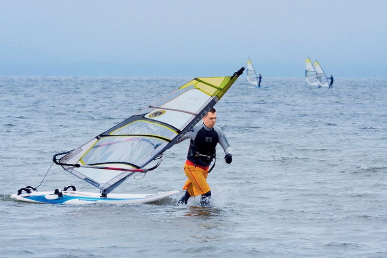 Sporty w terenie kitesurfing i windsurfing: czyli, z deską na falach