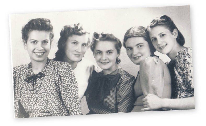 <p>Konspiracyjna matura w czerwcu 1941 r. Basia (druga od lewej) z koleżankami</p>