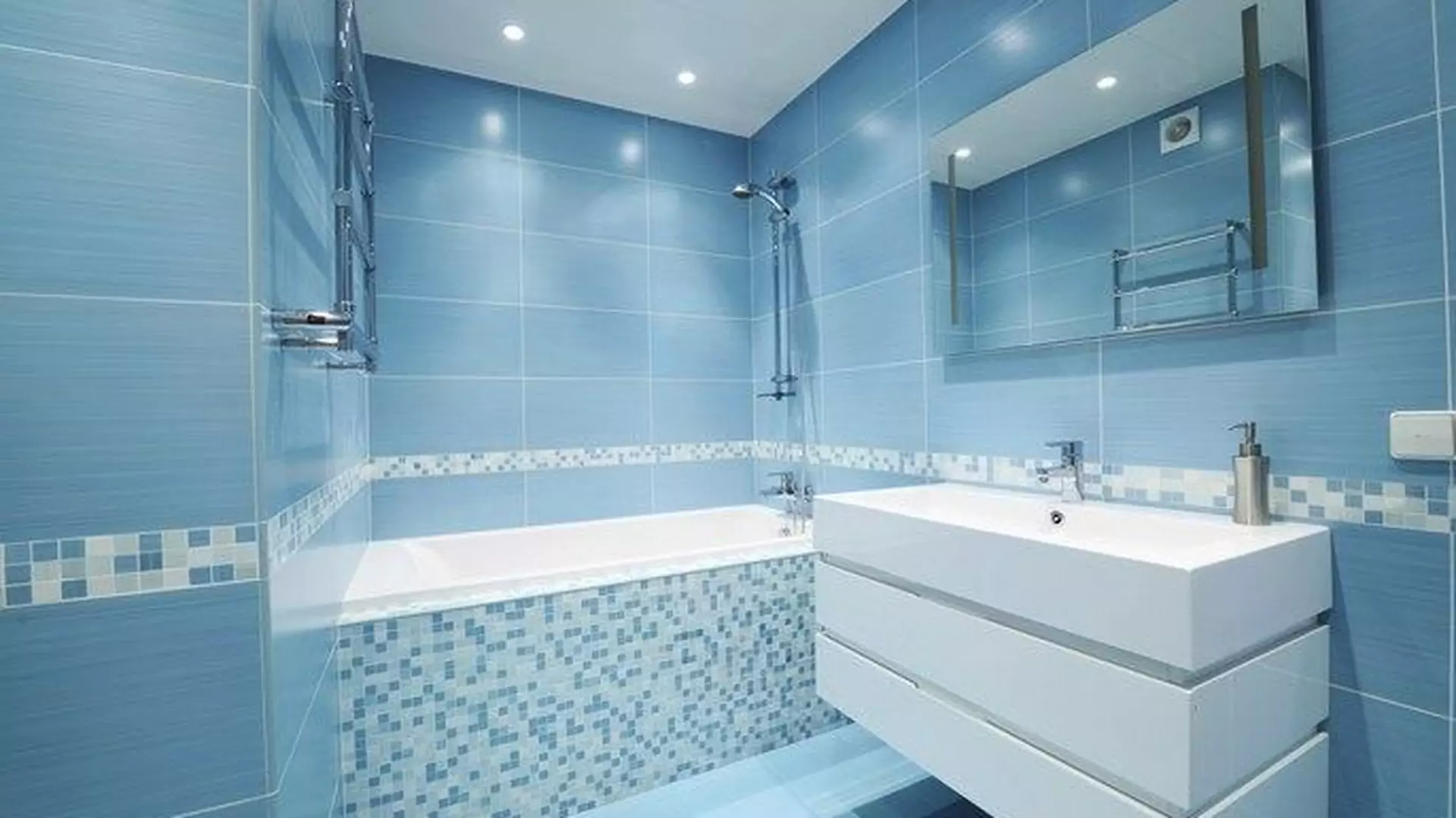Niebieska łazienka - namiastka bezkresnej przestrzeni