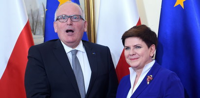Politycy się błaźnią, a Polska na tym traci