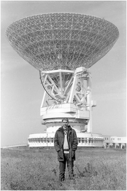 Igor Bojko na tle anteny P2500