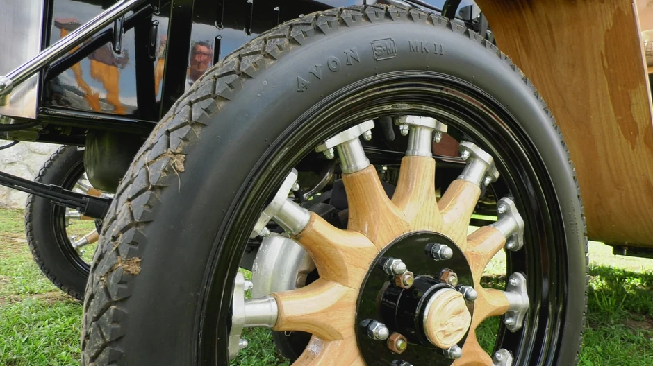 Radoslav Matović sa replikom prvog automobila koji je uvezen u Srbiju