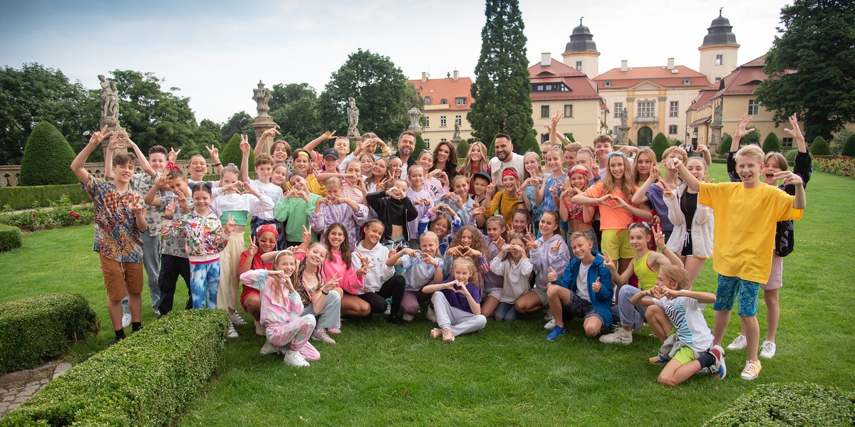 Młodzież przez zamkiem w Książu