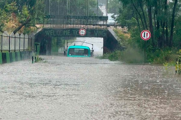 (FOTO, VIDEO) STRAVIČNA OLUJA POGODILA KRALJEVO, ULICE POD VODOM! Automobili zarobljeni, potop na više lokacija