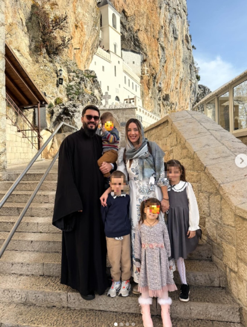 Danica Crnogorčević sa mužem i deckom posetila manastir Ostrog