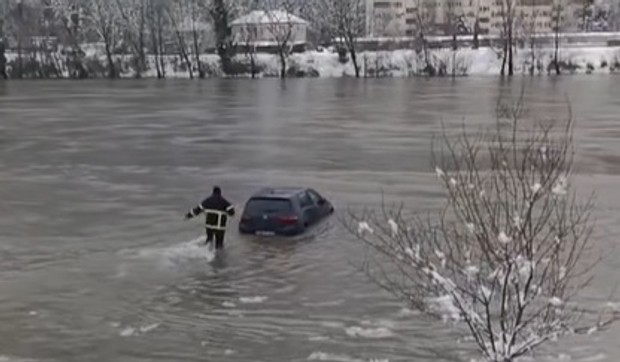 Vatrogac izvlači auto iz reke