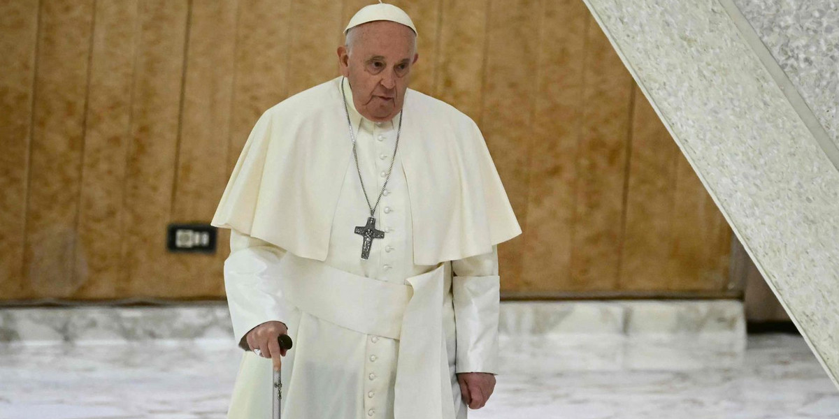 Papież Franciszek od ponad miesiąca boryka się z problemami zdrowotnymi. Jego stan coraz mocniej niepokoi wiernych na całym świecie.