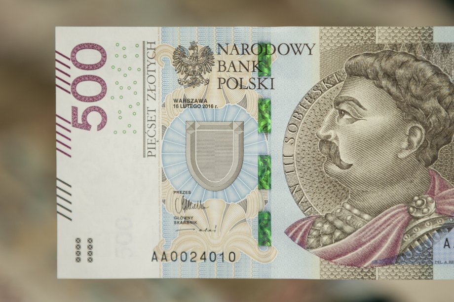 Dzięki wprowadzeniu dodatkowych zabezpieczeń  liczba fałszywych banknotów w Polsce spadła – obecnie NBP odnotowuje 4,6 sztuk fałszywych banknotów na milion, podczas gdy w poprzednich latach liczba ta sięgała 7-10 szt./mln. 