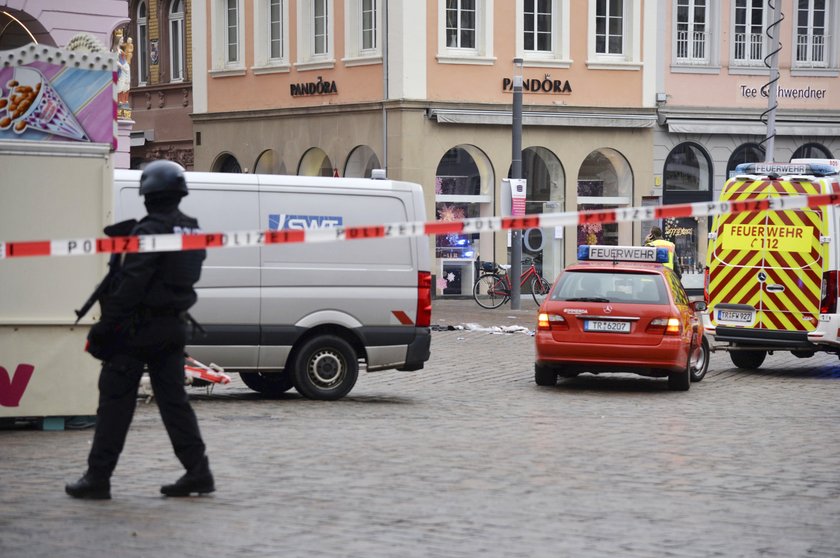 Samochód wjechał w pieszych.