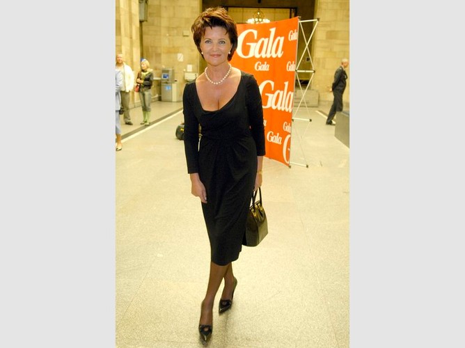 Seksownie: na pokazie kolekcji Cacharel w 2007 roku Jolanta Kwaśniewska zaprezentowała kreację podkreślającą jej sylwetkę. Głęboki dekolt ujawnił, że prezydentowa może się pochwalić kobiecymi kształtami.